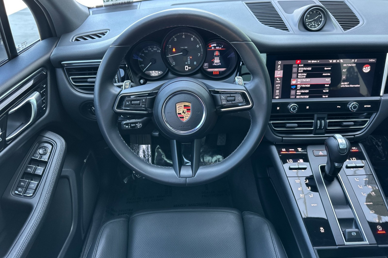 2023 Porsche Macan T photo 17
