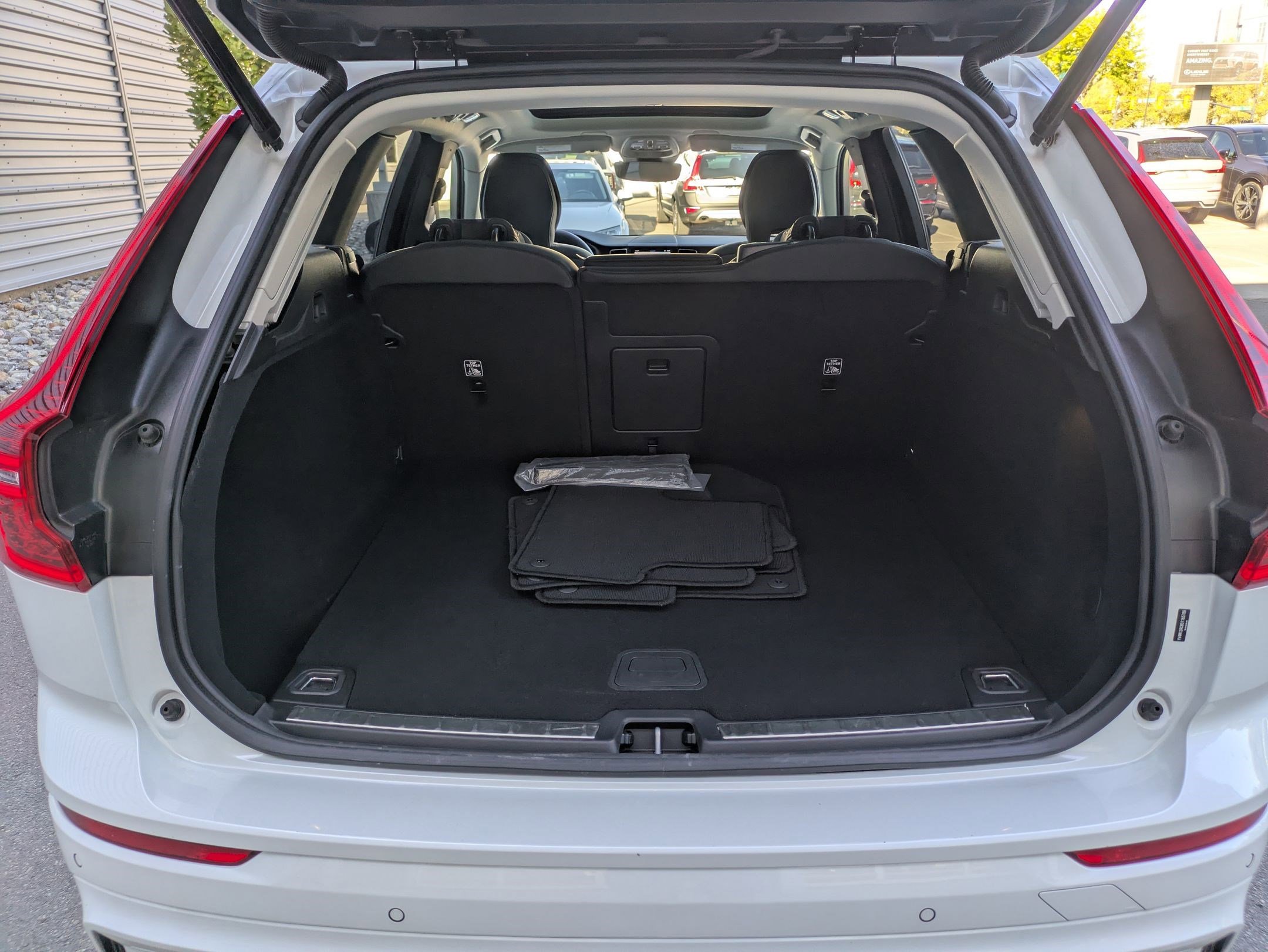 2025 Volvo XC60 Plus photo 29