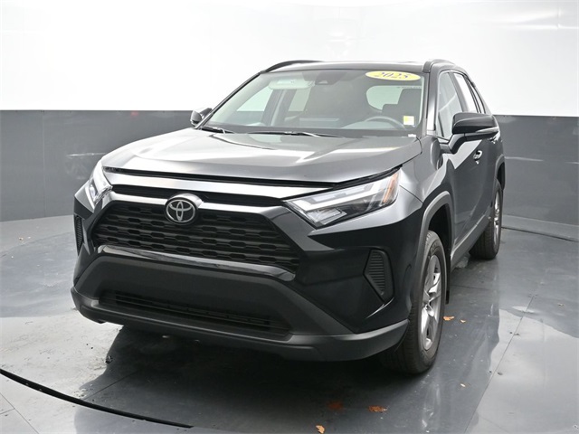 2025 Toyota RAV4 XLE's photo