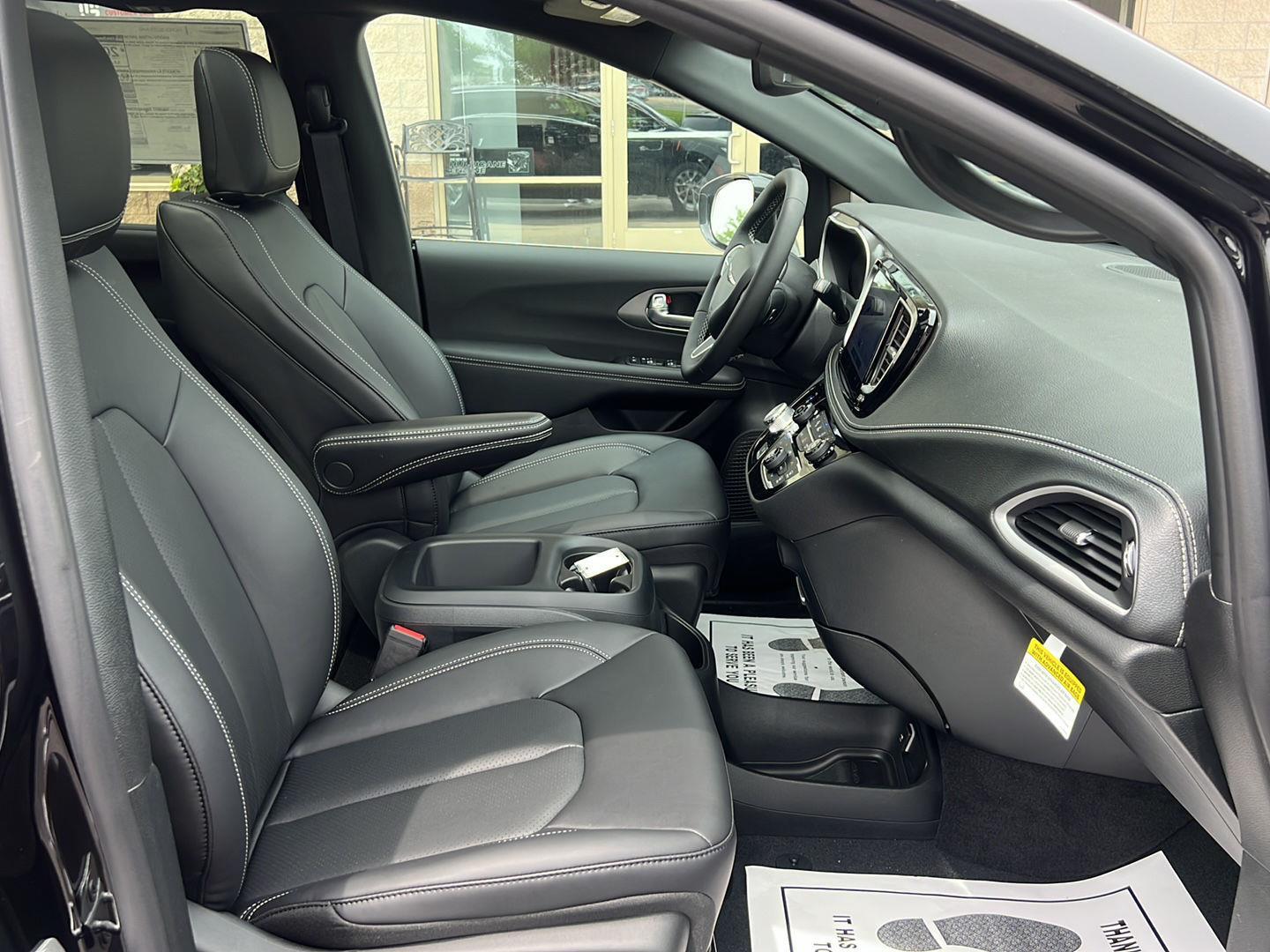 2025 Chrysler Pacifica photo 23