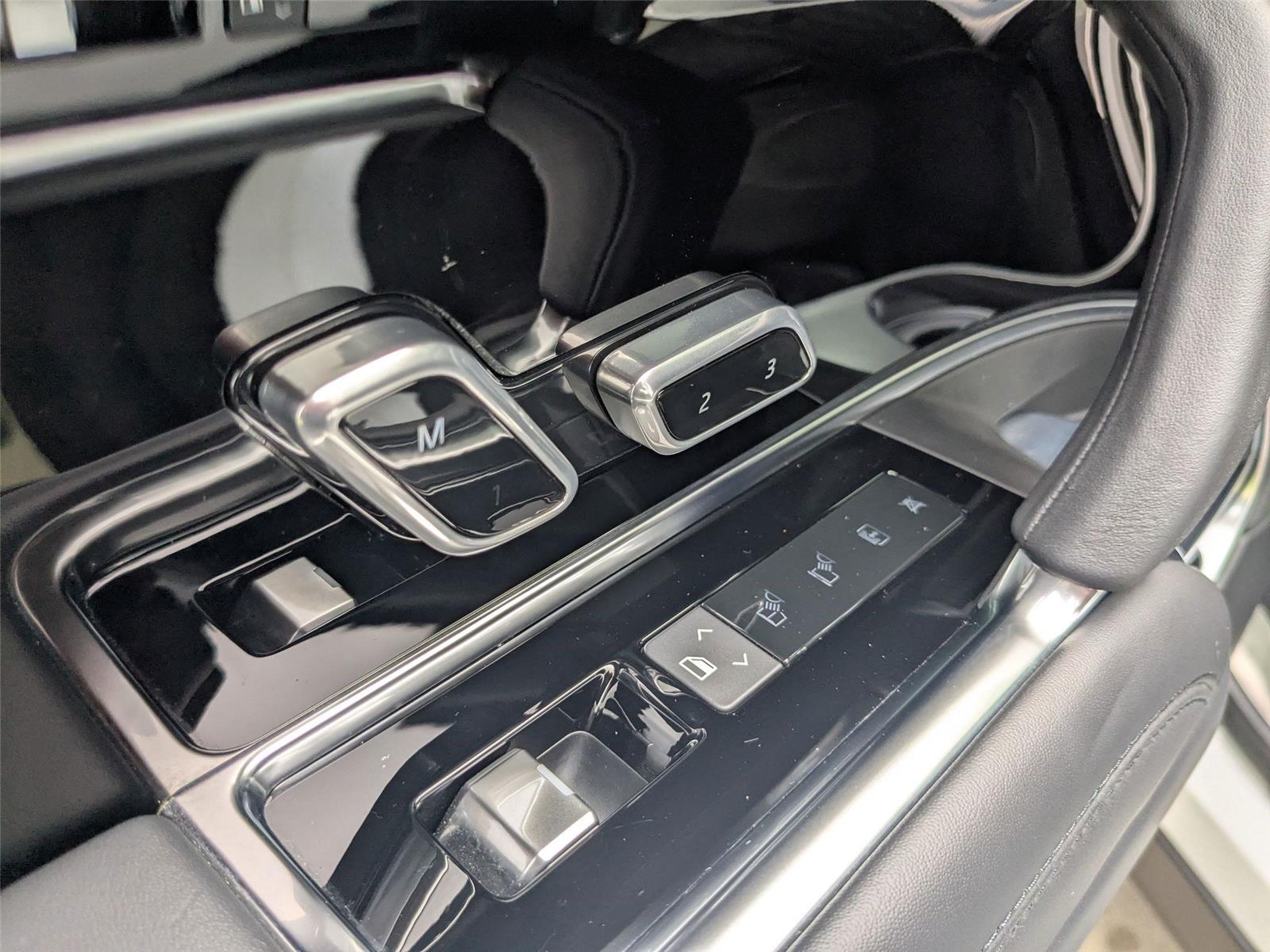 2023 Land Rover Range Rover SE photo 24