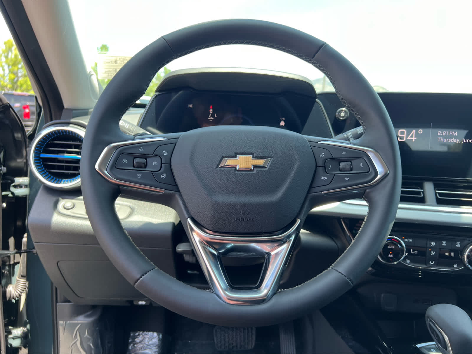 2025 Chevrolet Trax LT photo 17