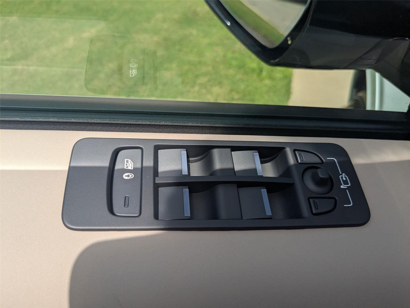 2025 Land Rover Discovery Sport S photo 12