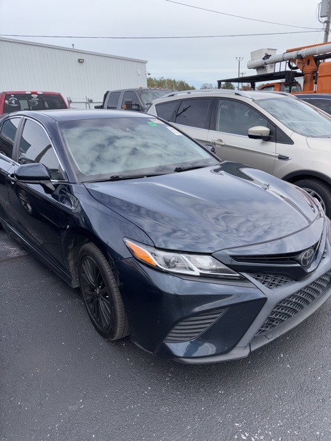 2018 Toyota Camry SE photo 2