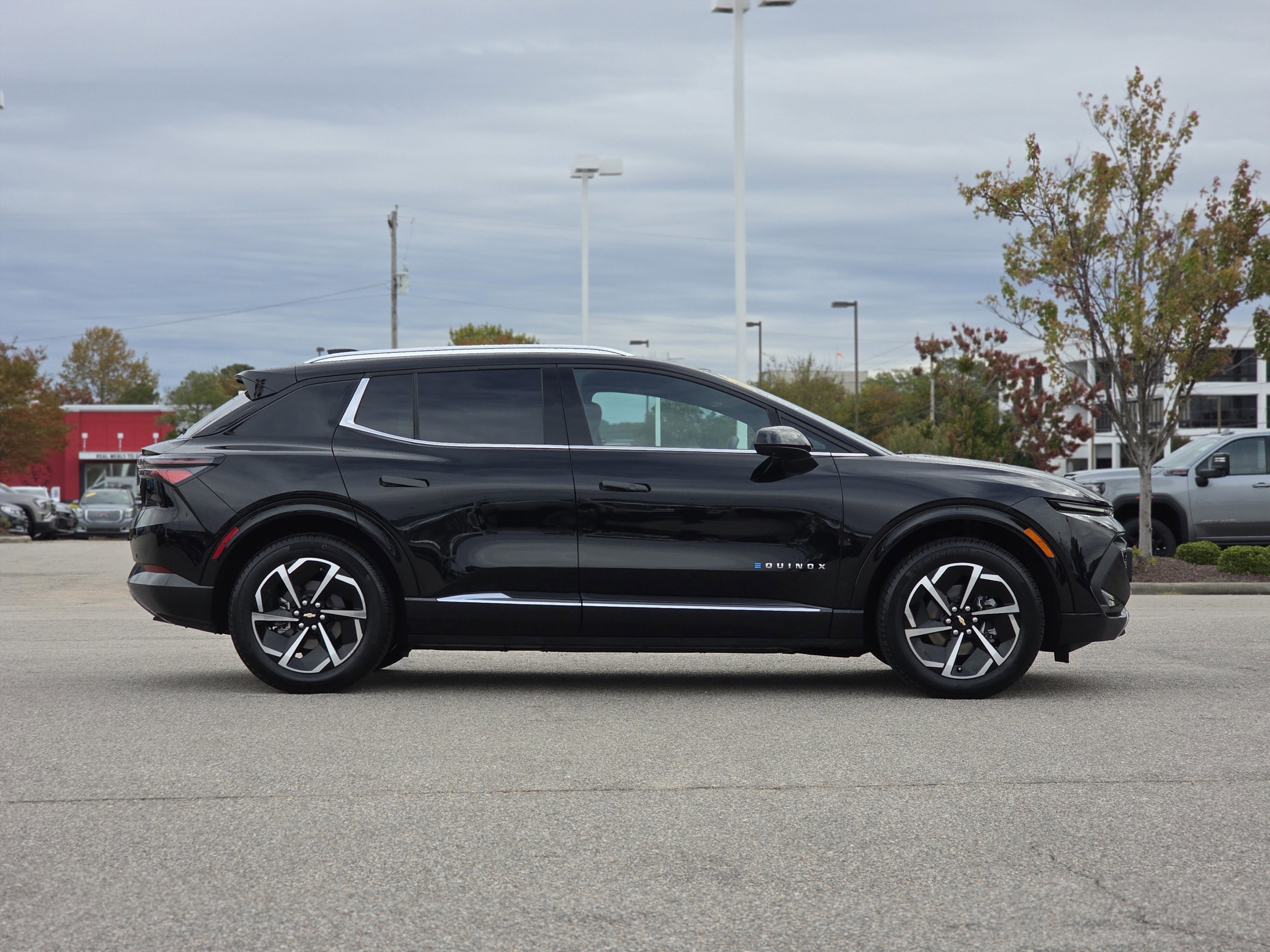 2025 Chevrolet Equinox EV 1LT photo 4