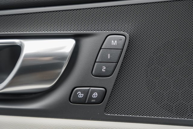 2025 Volvo XC60 Hybrid T8 Plus photo 32