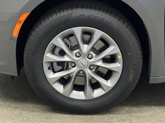 2025 Chrysler Pacifica photo 38