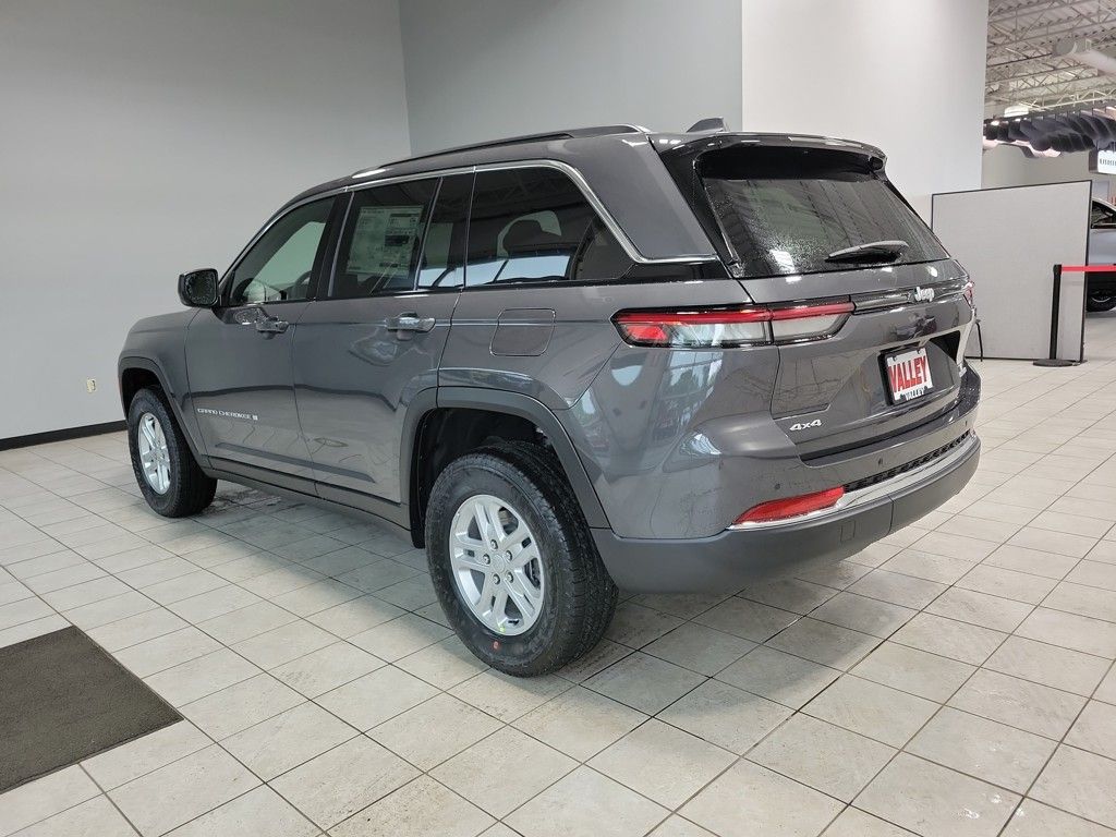 2025 Jeep Grand Cherokee Laredo photo 4