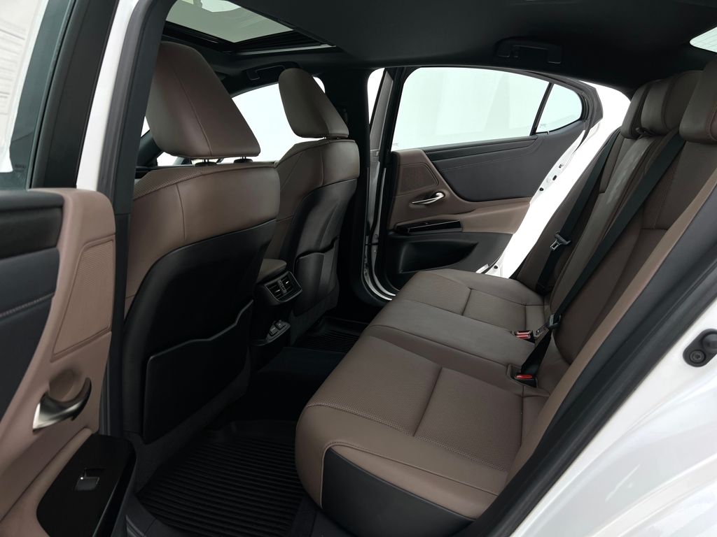 2022 Lexus ES 250 photo 17