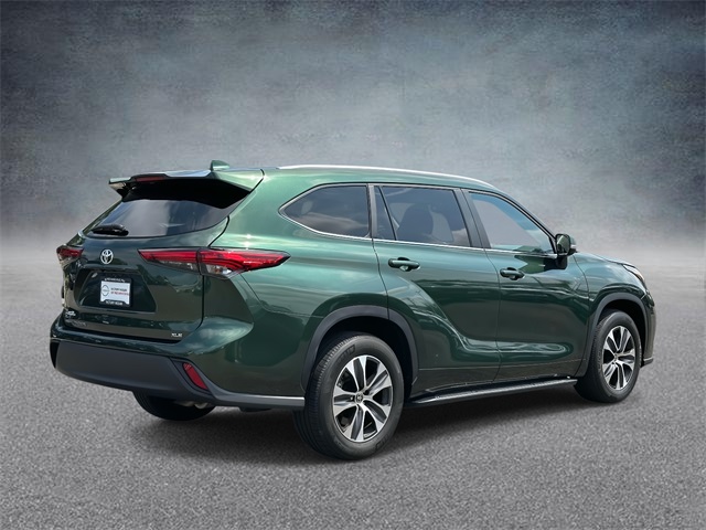 2023 Toyota Highlander XLE photo 2
