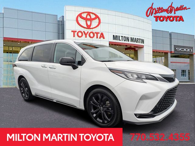 2023 Toyota Sienna XSE's photo