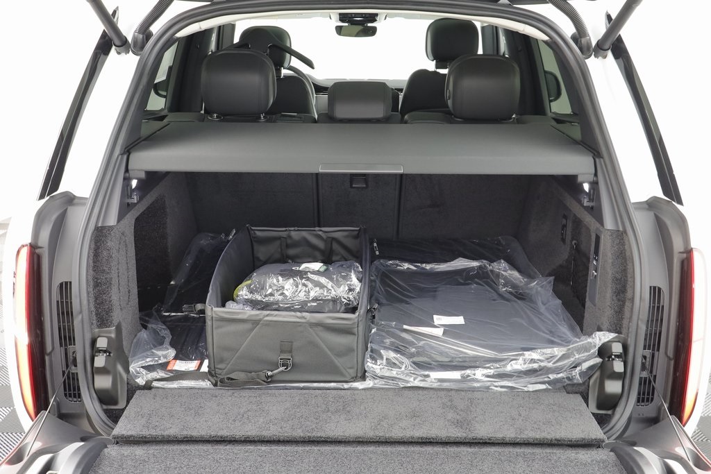2025 Land Rover Range Rover SE photo 13