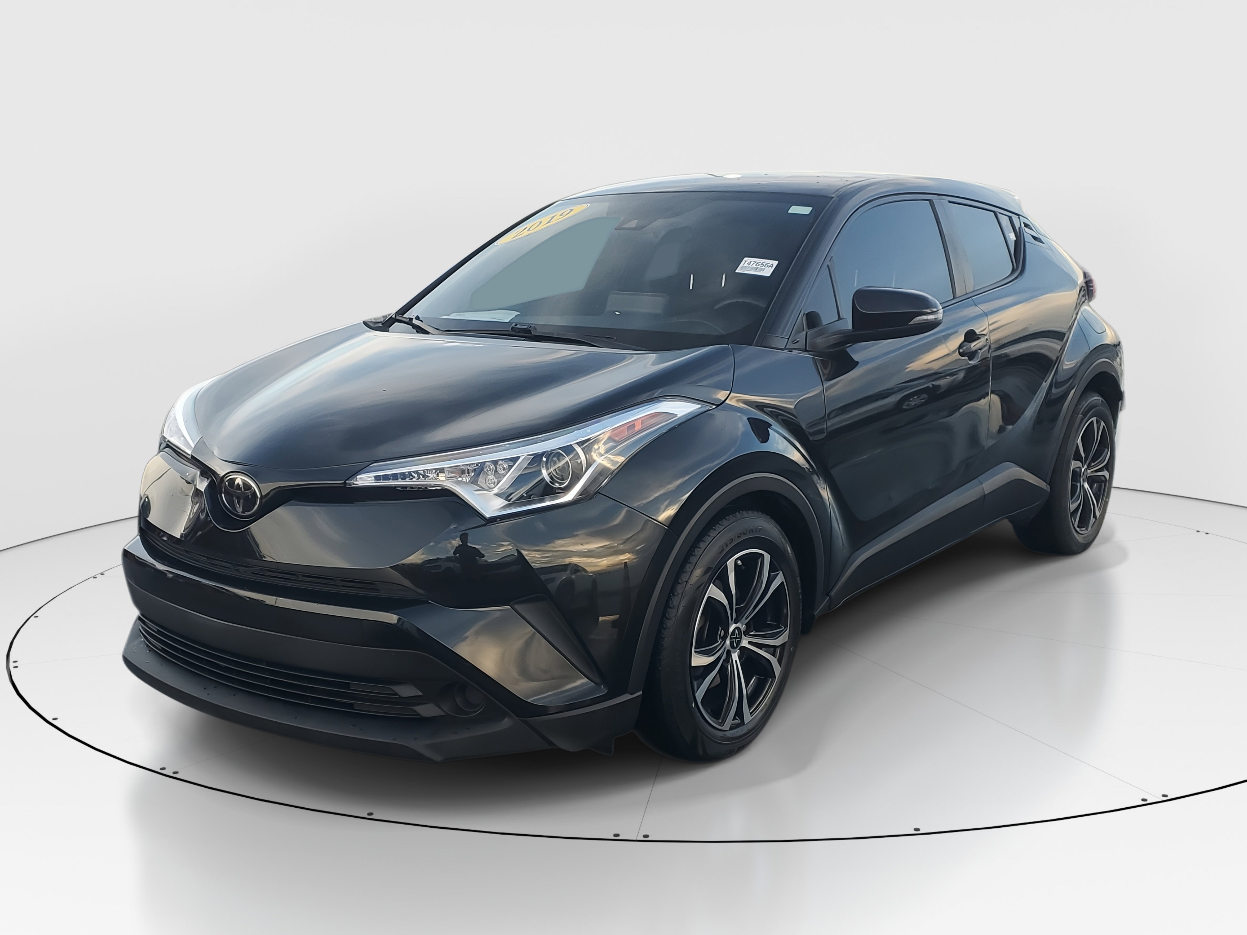 2019 Toyota C-HR LE photo 4