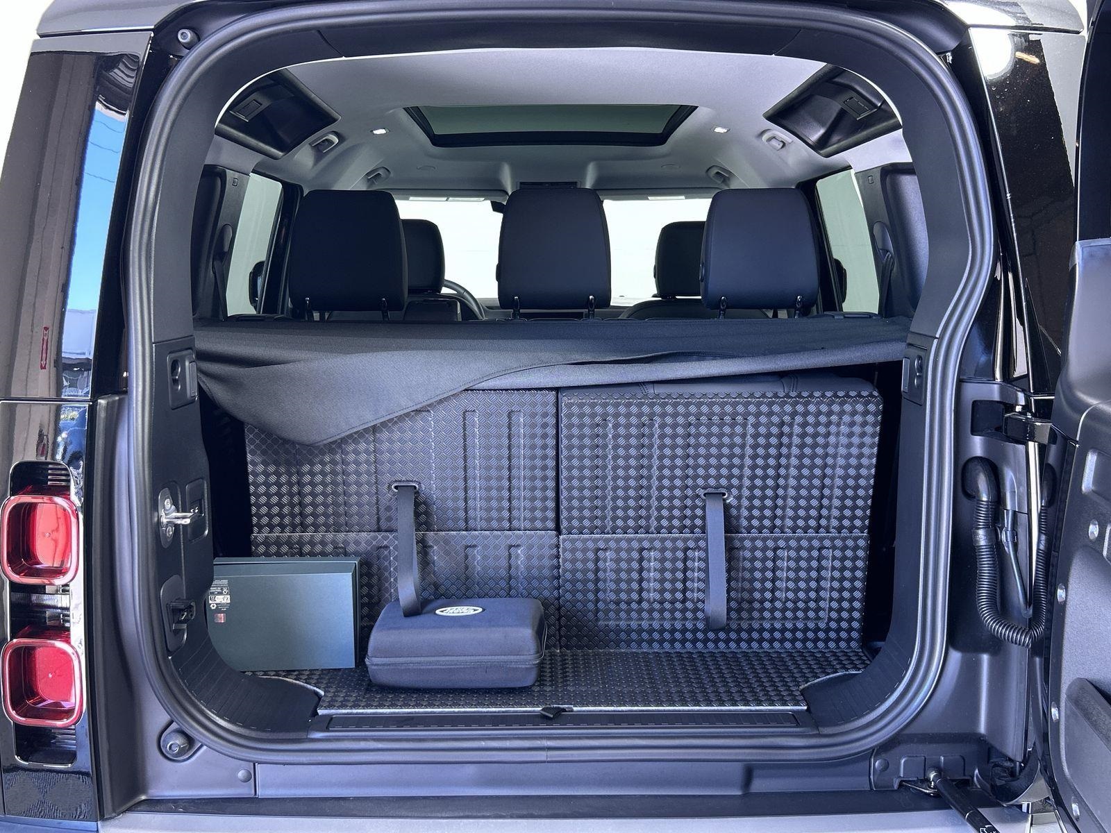 2025 Land Rover Defender 110 S photo 29