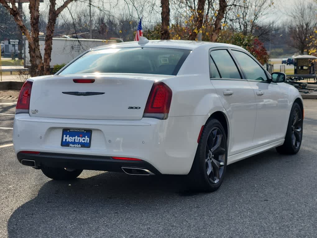 2023 Chrysler 300 Touring L photo 2