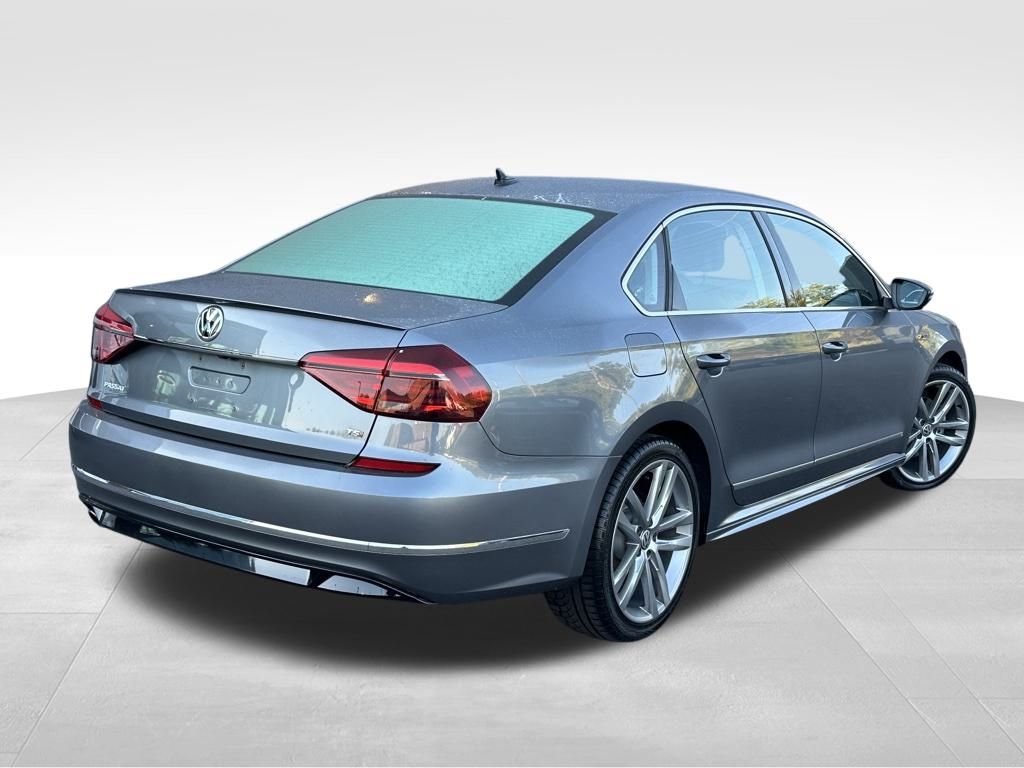 2017 Volkswagen Passat R-Line photo 4