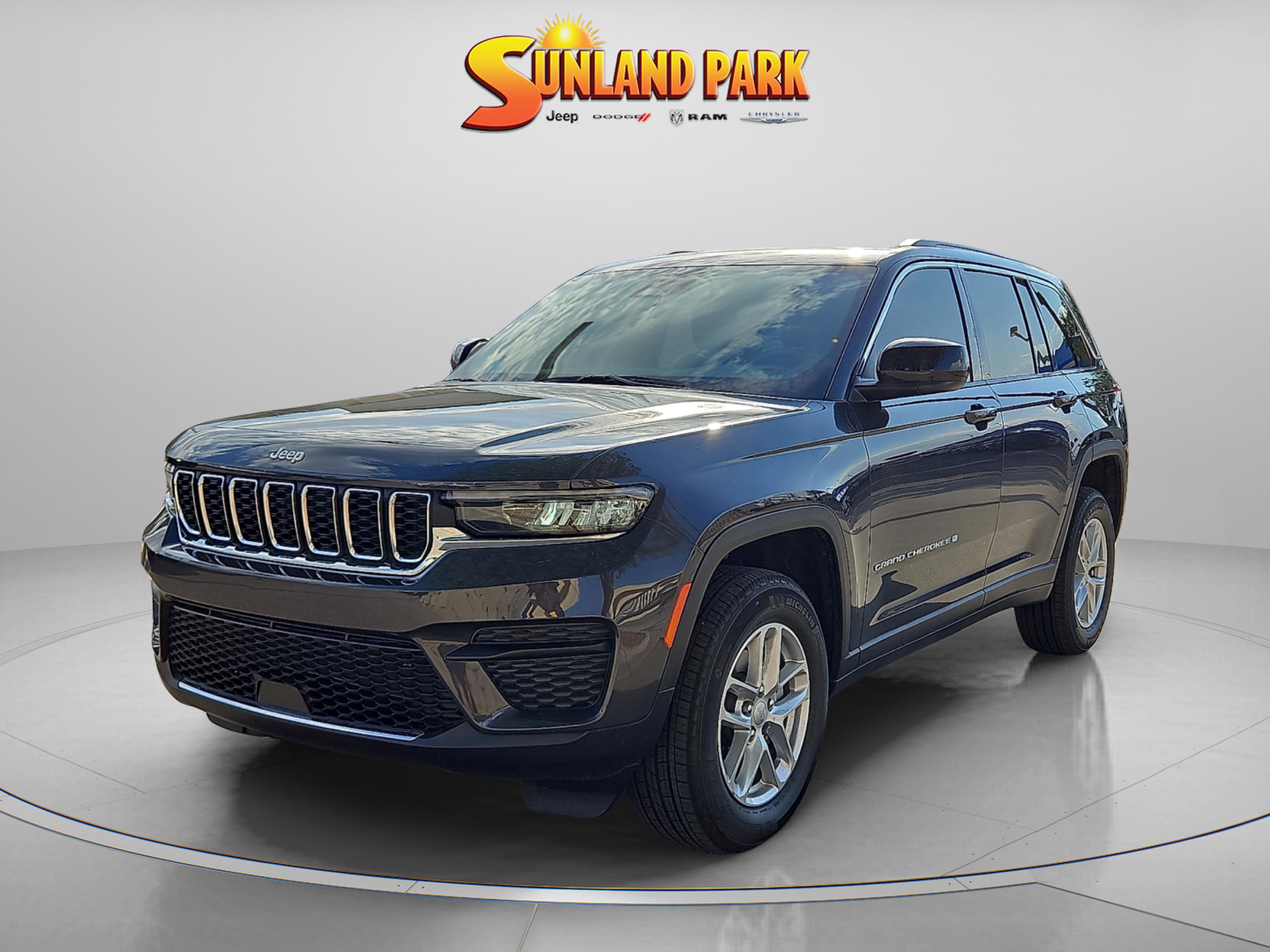 2025 Jeep Grand Cherokee Laredo X photo 2