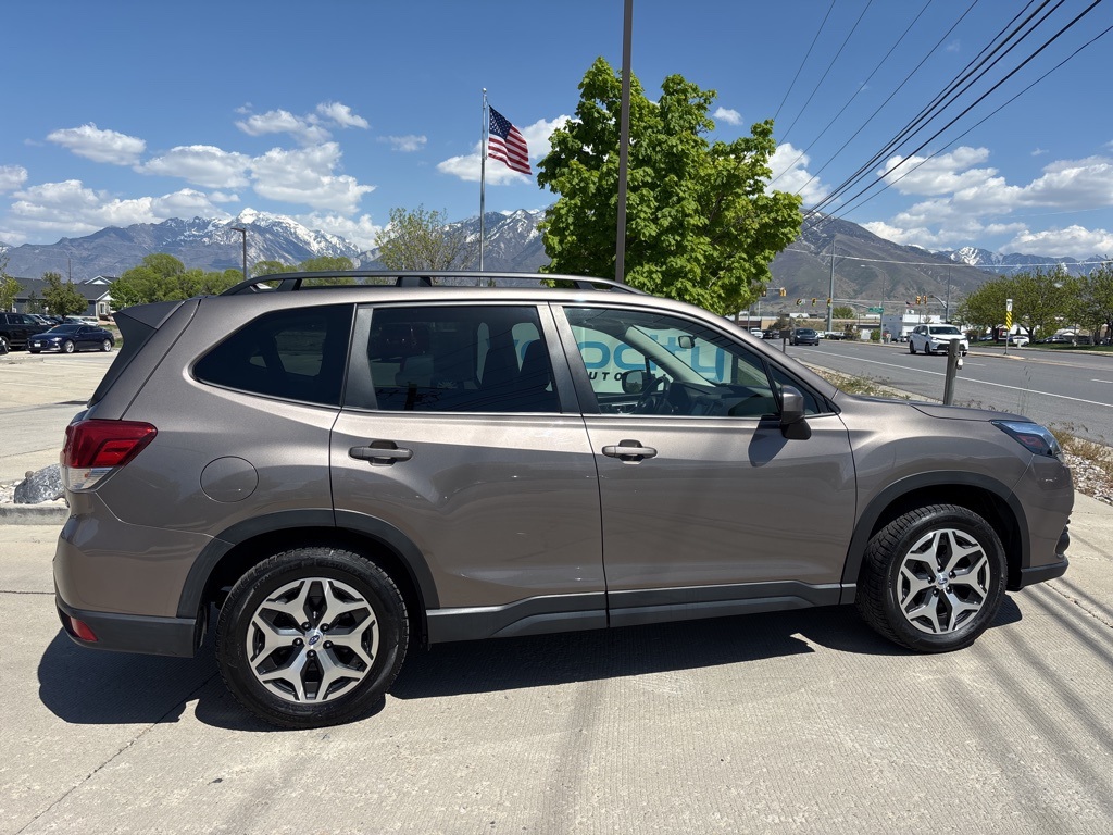 2023 Subaru Forester Premium photo 4