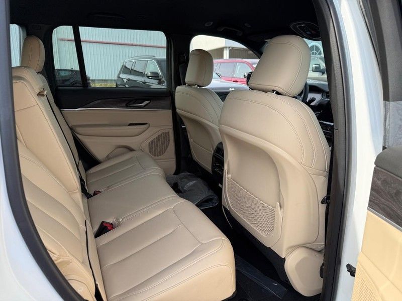 2025 Jeep Grand Cherokee Limited photo 4