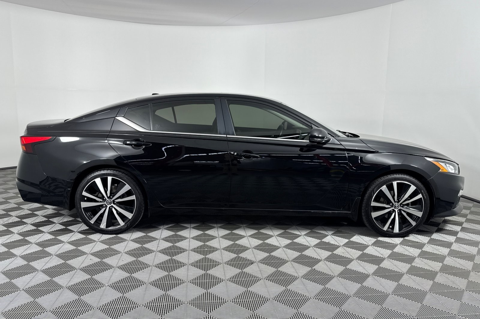 2019 Nissan Altima 2.5 SR photo 2