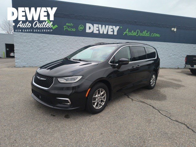 2021 Chrysler Pacifica Touring's photo
