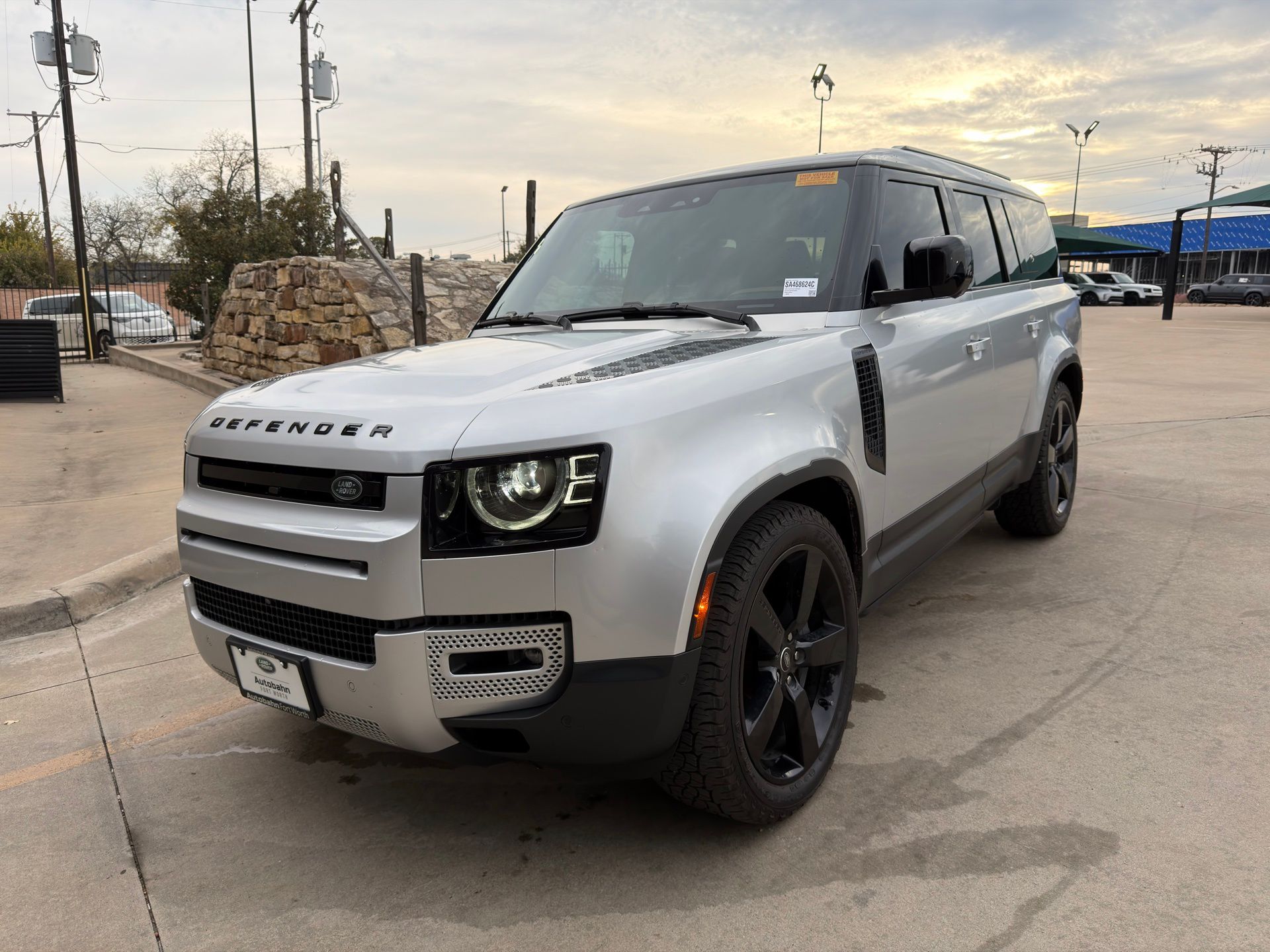 2023 Land Rover Defender SE's photo