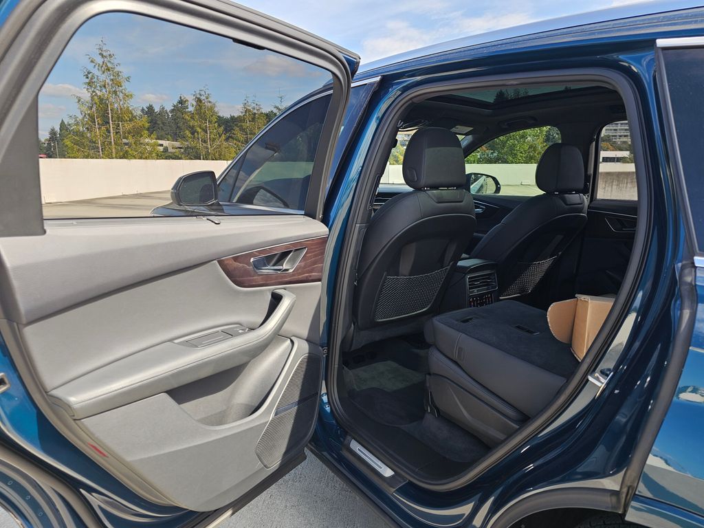 2022 Audi Q7 55 Prestige photo 18