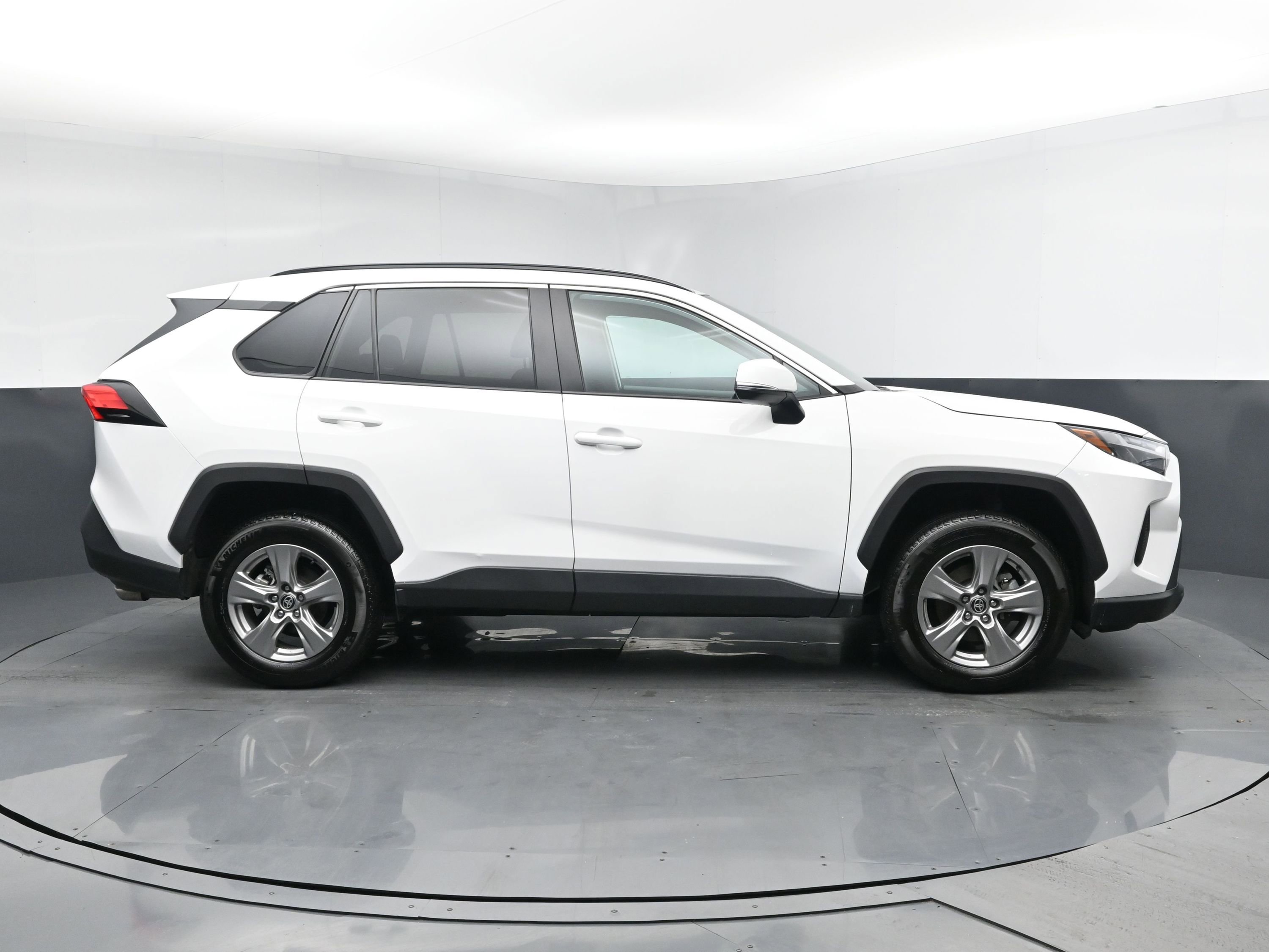 2024 Toyota RAV4 XLE photo 3