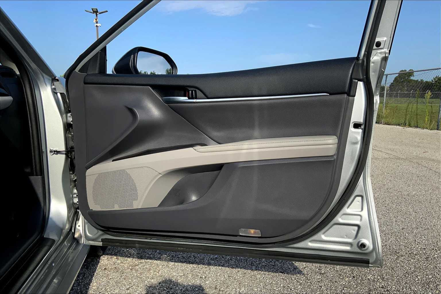 2022 Toyota Camry XLE V6 photo 21