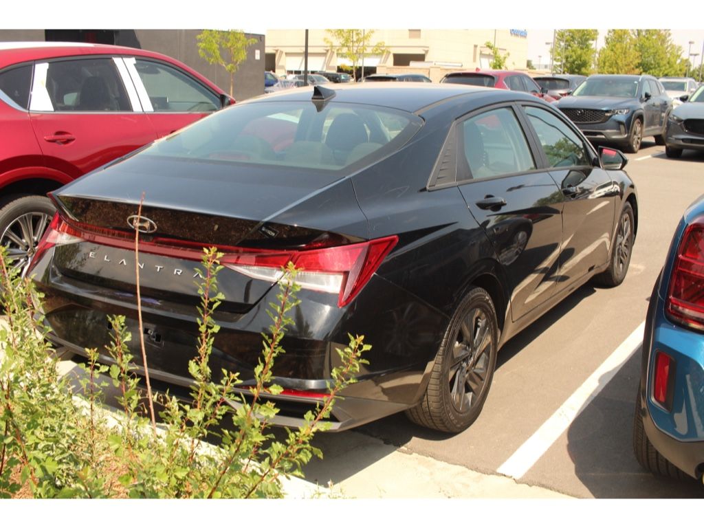 2022 Hyundai Elantra SEL Convenience photo 4