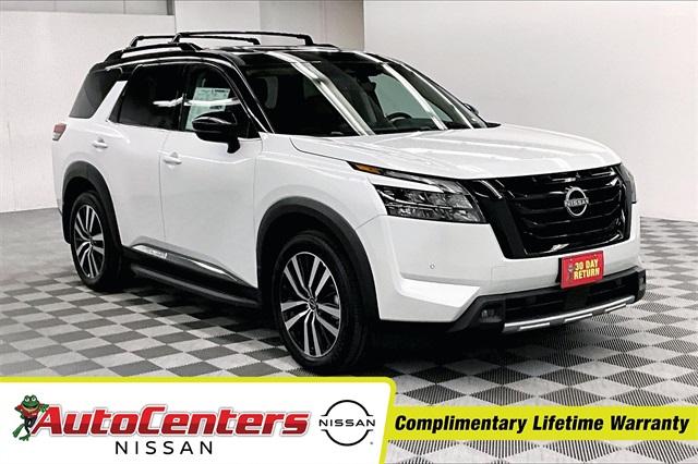 2025 Nissan Pathfinder Platinum's photo