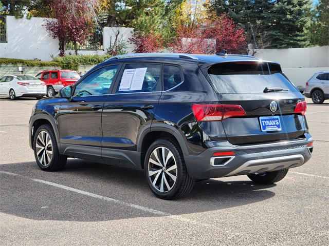 2022 Volkswagen Taos SE photo 2