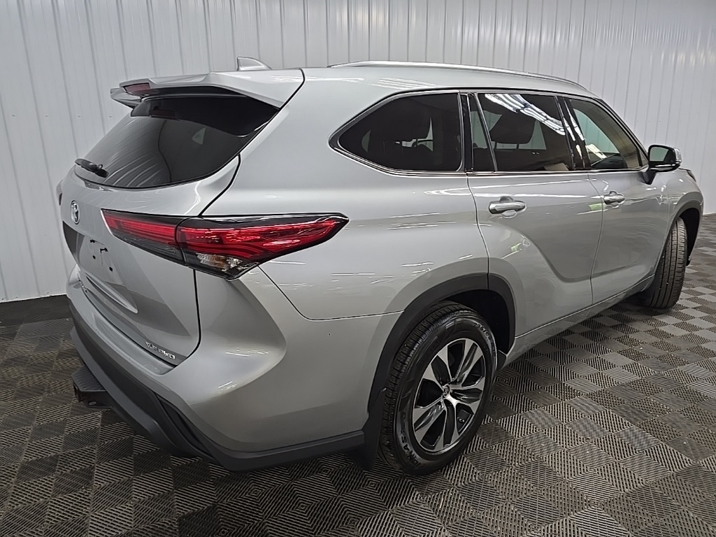 2021 Toyota Highlander XLE photo 9