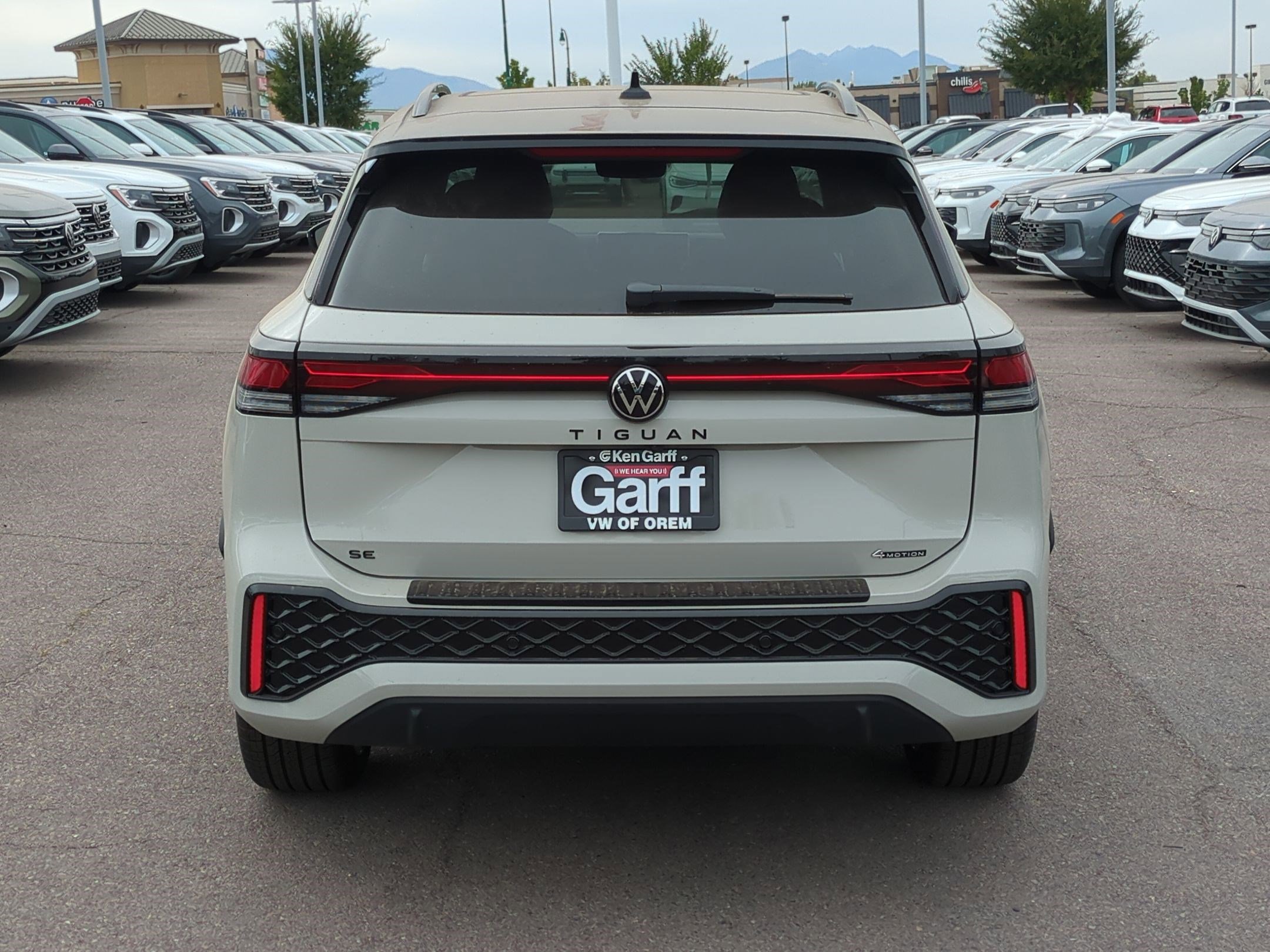 2025 Volkswagen Tiguan SE R-Line Black photo 4