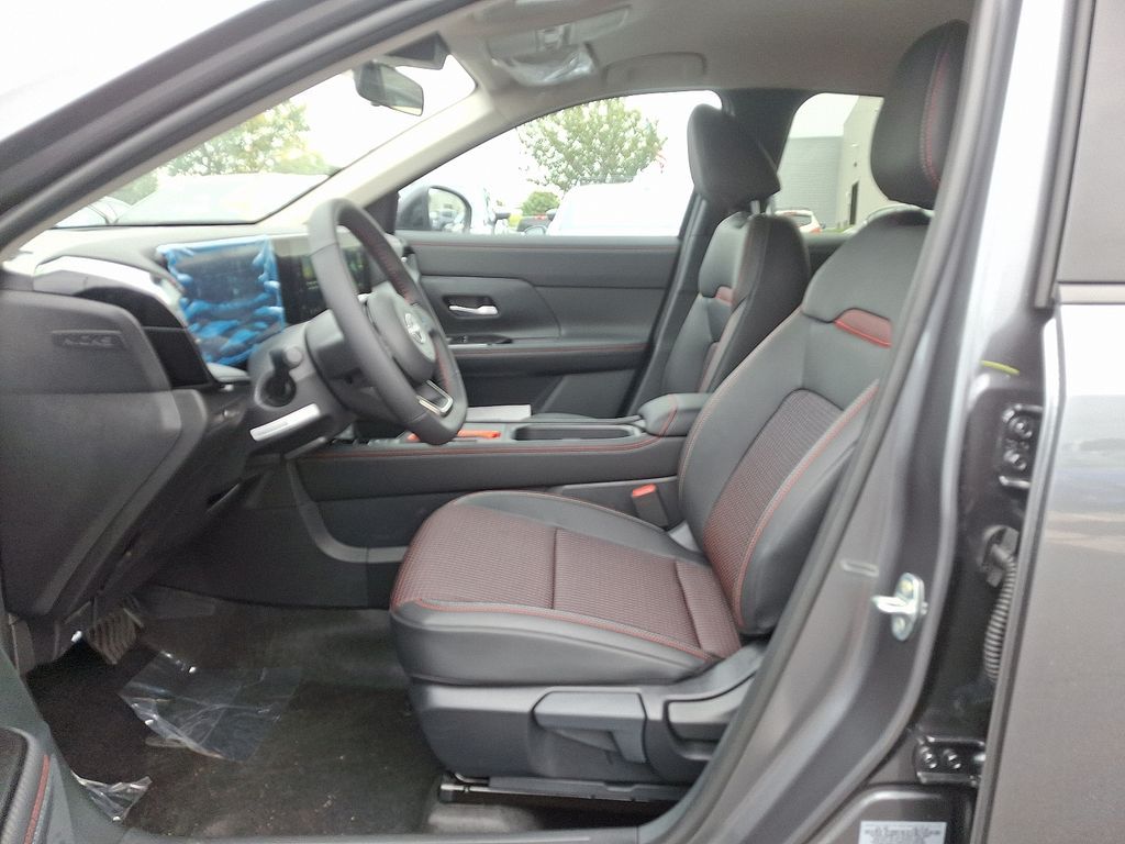 2026 Nissan Kicks SR photo 2