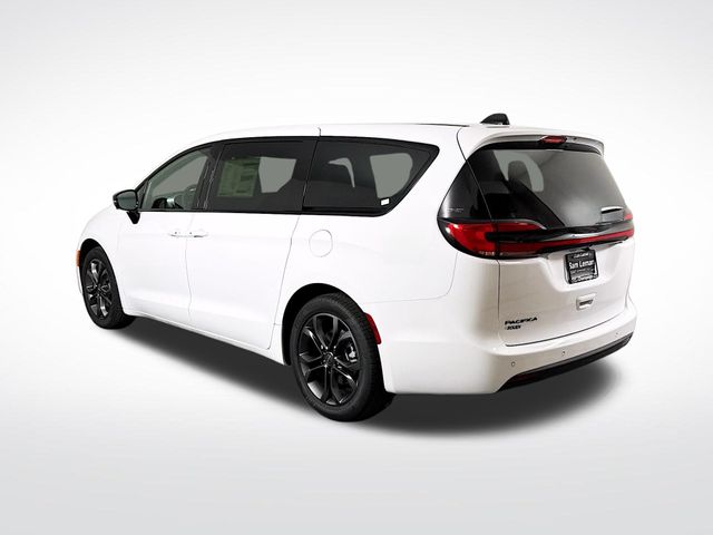 2026 Chrysler Pacifica photo 3