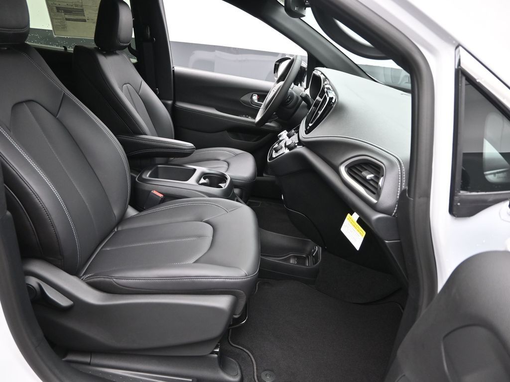 2026 Chrysler Pacifica photo 5