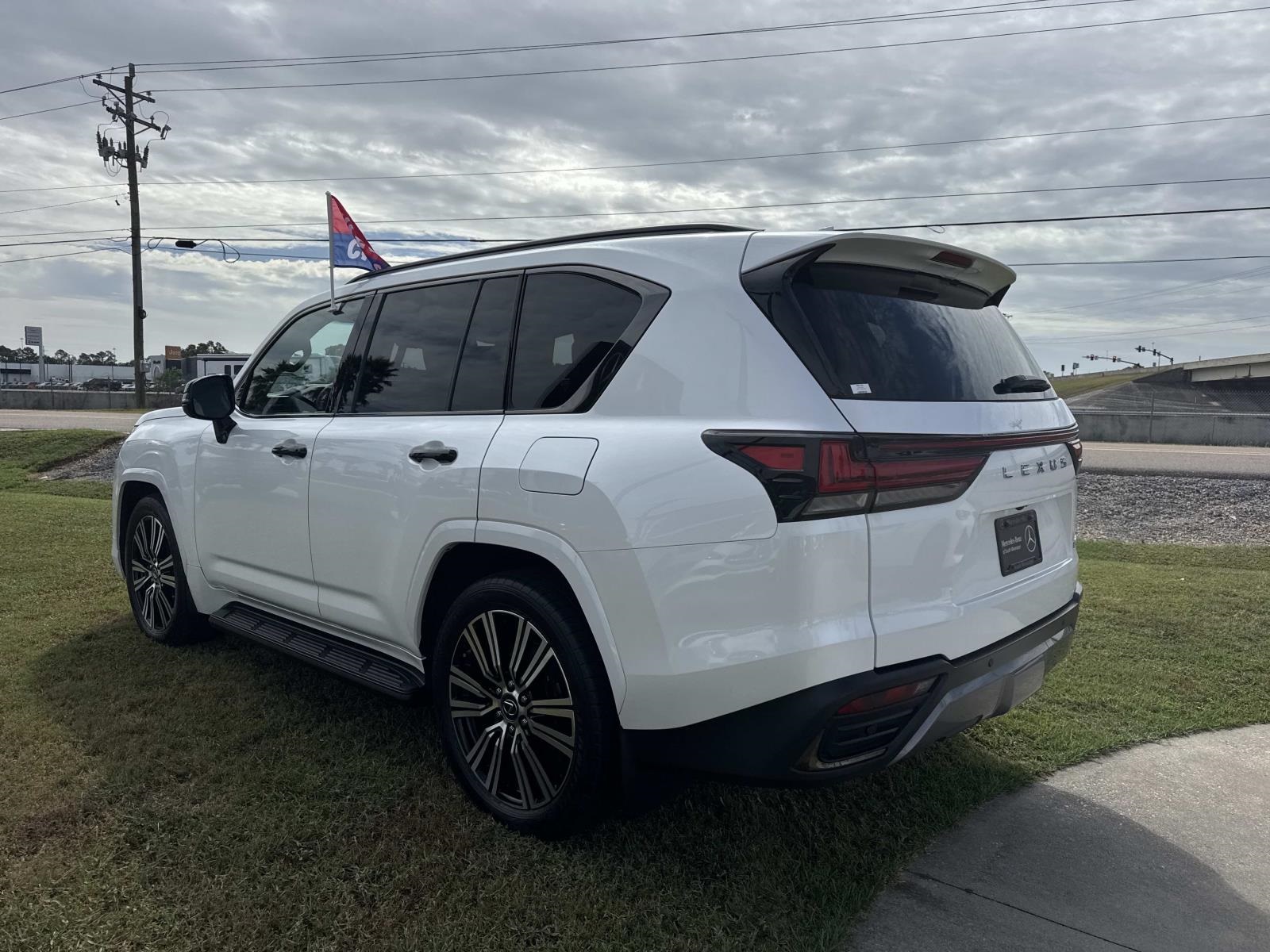 2023 Lexus LX 600 Luxury photo 7