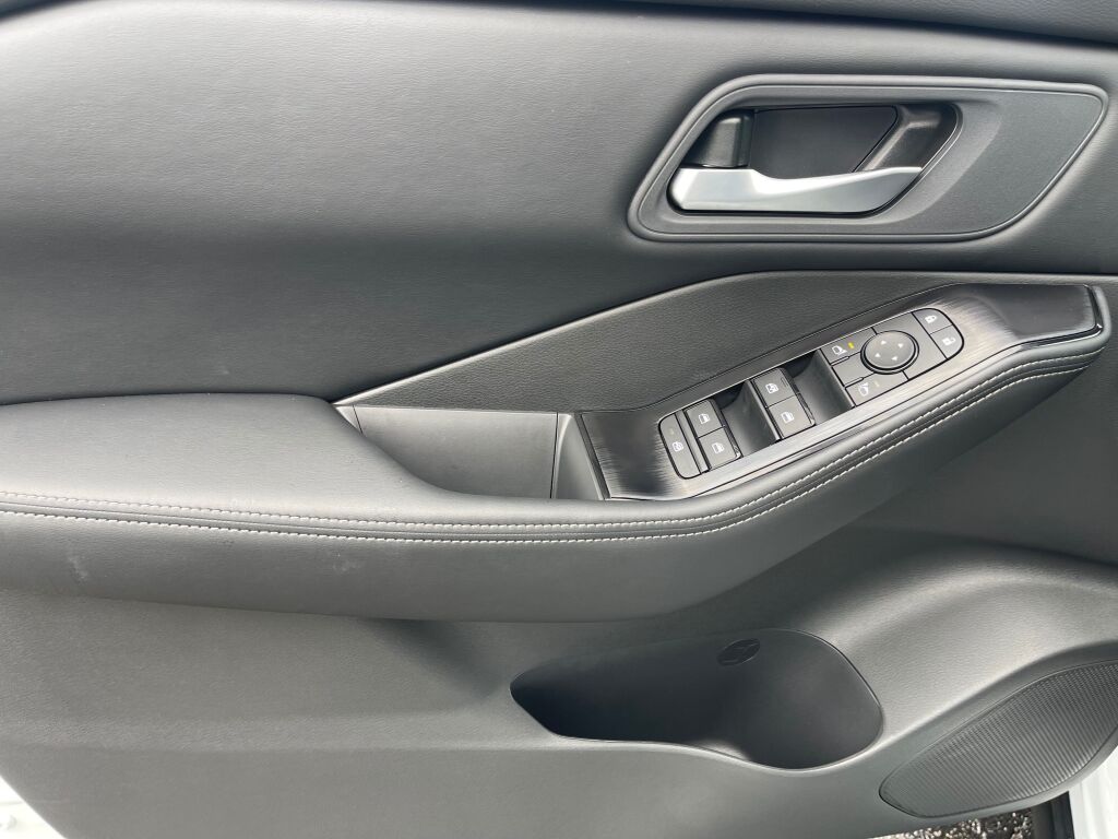 2026 Nissan Rogue SV photo 7