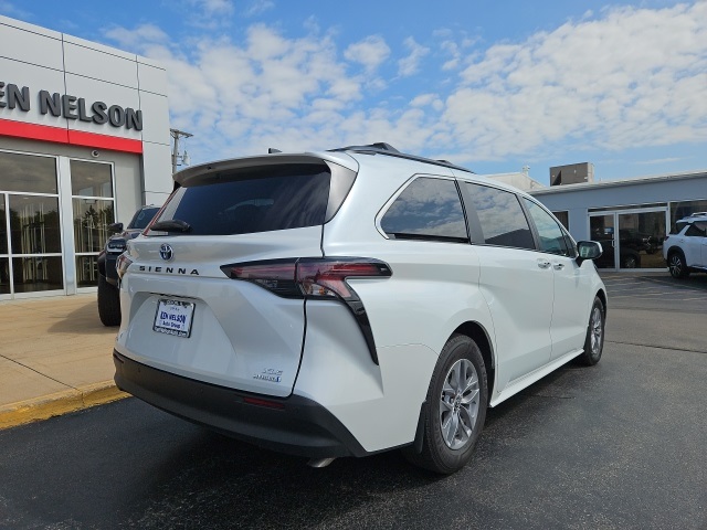 2023 Toyota Sienna XLE photo 12