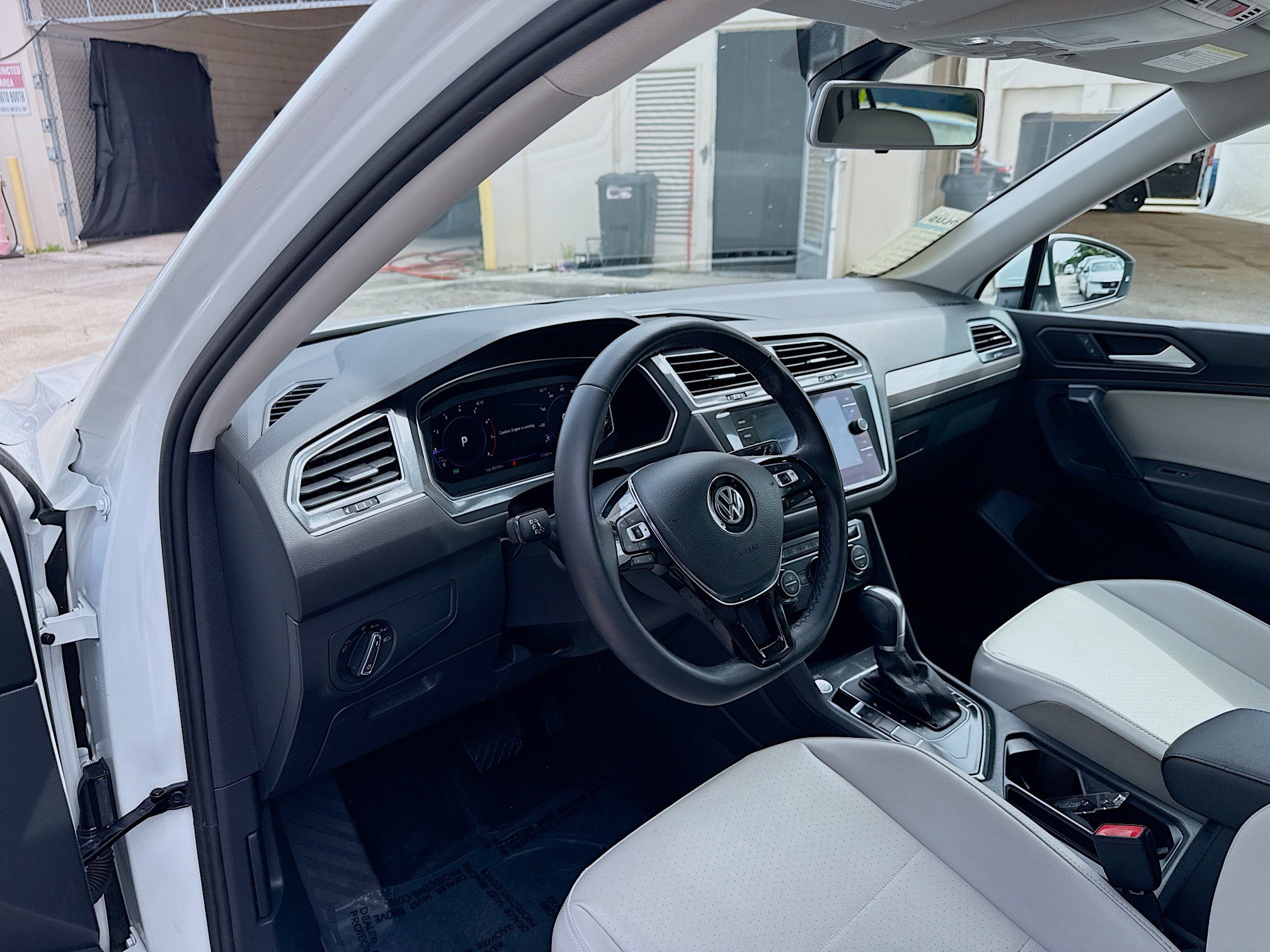 2019 Volkswagen Tiguan SEL photo 4