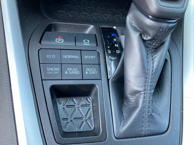 2022 Toyota RAV4 LE photo 14