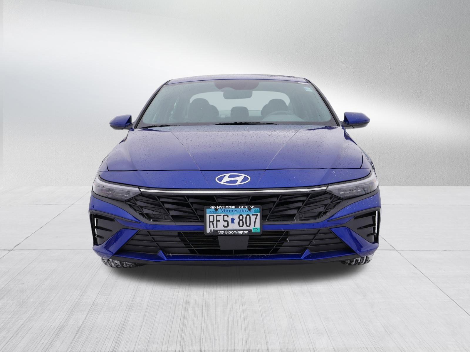 2024 Hyundai Elantra SEL Convenience photo 2