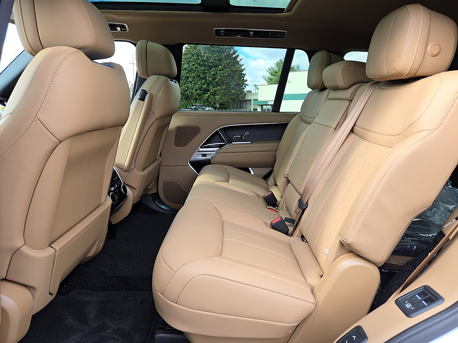 2025 Land Rover Range Rover SE photo 4