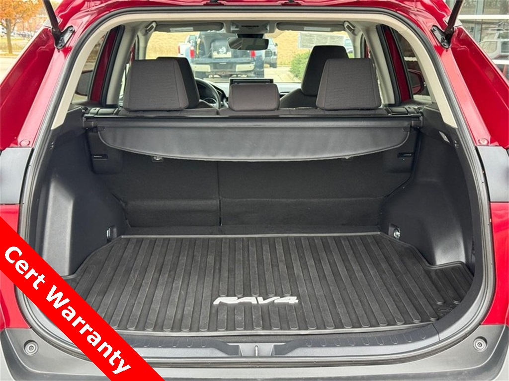 2021 Toyota RAV4 LE photo 3