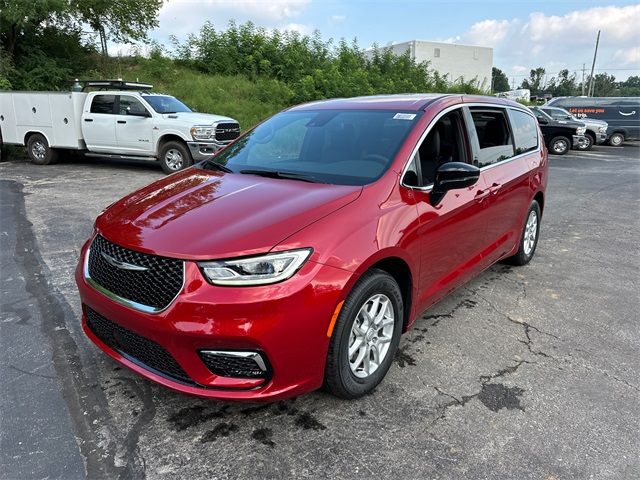 2025 Chrysler Pacifica photo 2