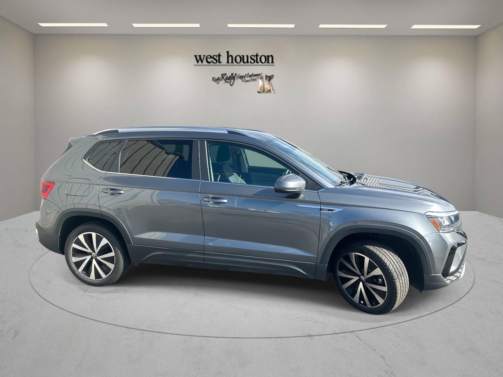 2024 Volkswagen Taos SE photo 2