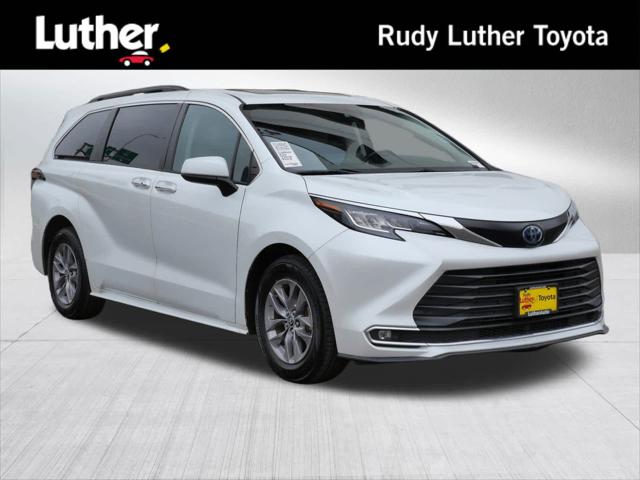 2023 Toyota Sienna XLE's photo