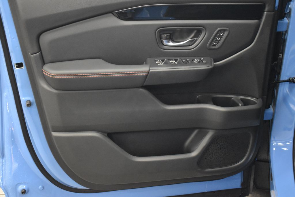 2025 Honda Pilot TrailSport photo 8