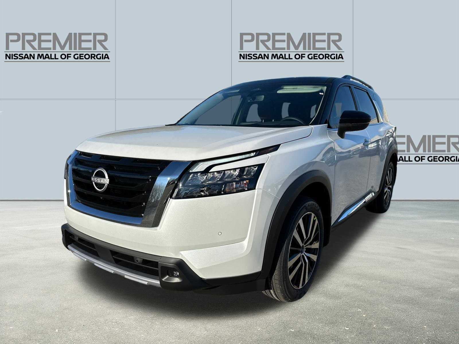 2025 Nissan Pathfinder Platinum's photo